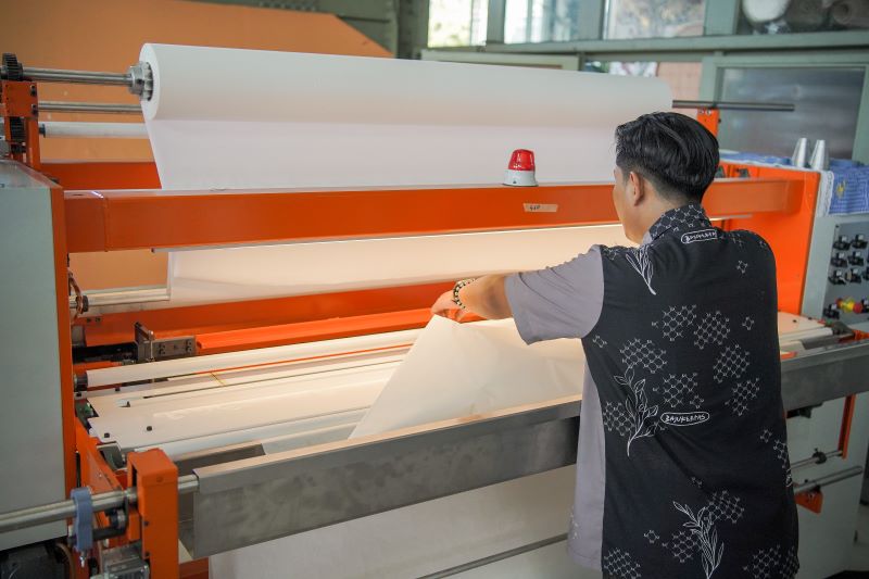 Tempat Cetak Kain Lipit Terpercaya di Indonesia dengan Mesin Produksi Berteknologi Italia By Bajukertas & Co