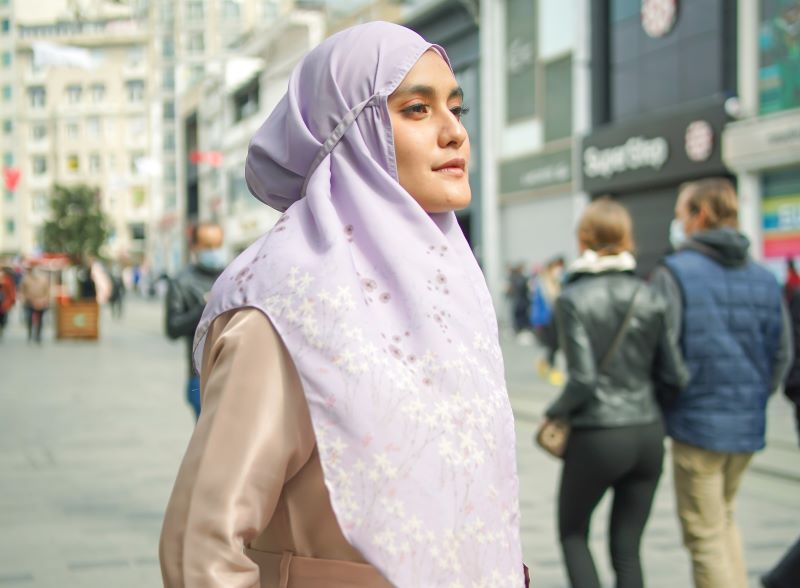 Tren Hijab Printing Custom yang Semakin Populer di Industri Fashion Muslim Masa Kini
